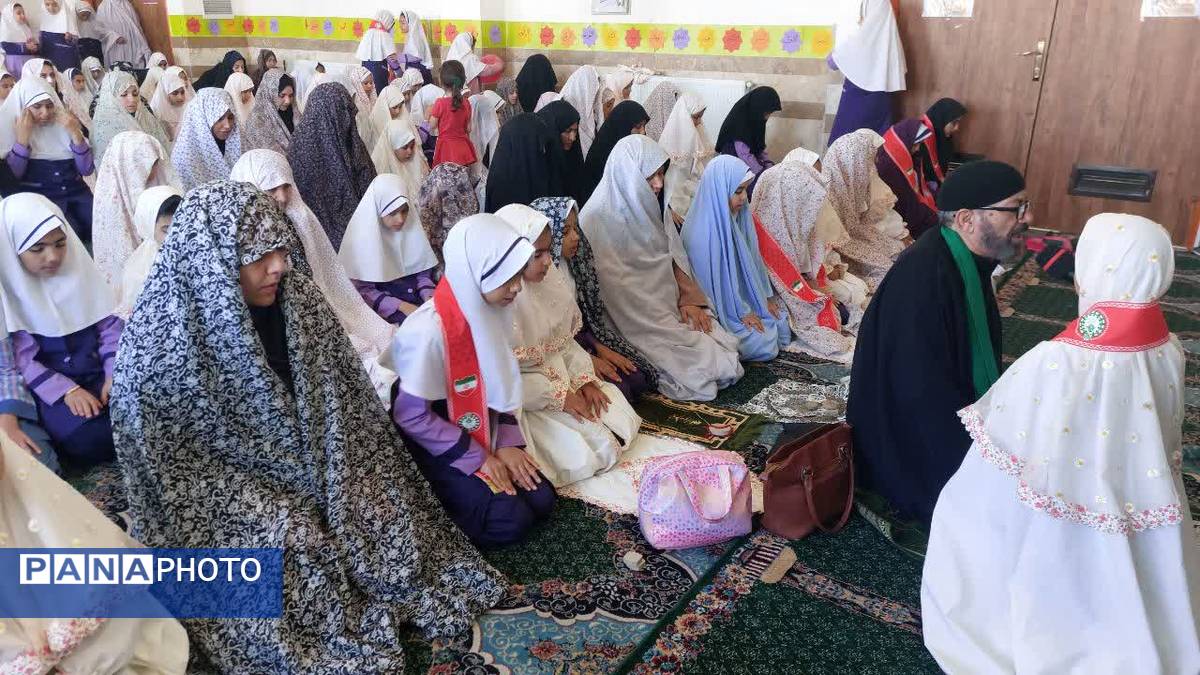 نماز مادر و دختری به مناسبت روز دانش‌آموز در دبستان دخترانه اندیشه
