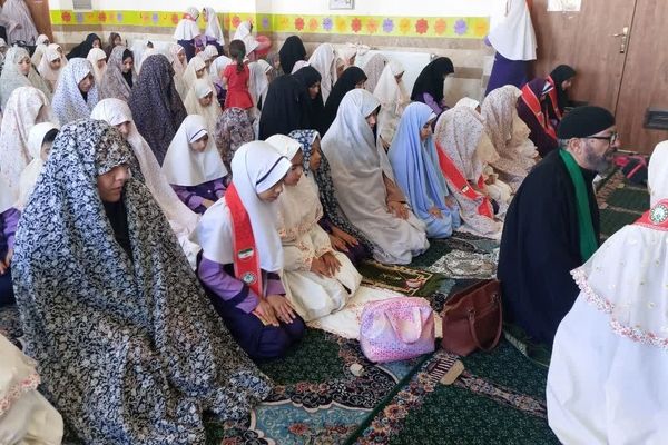 نماز مادر و دختری به مناسبت روز دانش‌آموز در دبستان دخترانه اندیشه