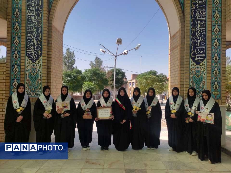 غبار روبی مزار شهدا شهرستان خلیل آباد توسط دانش آموزان بسیجی اموزشگاه مرحوم پاکدل 
