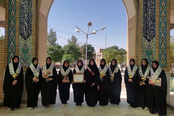 غبار روبی مزار شهدا شهرستان خلیل آباد توسط دانش آموزان بسیجی اموزشگاه مرحوم پاکدل 