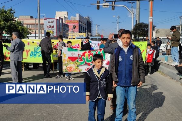 حضور دانش‌آموزان دبستان مبین شیروان در راهپیمایی ۱۳ آبان