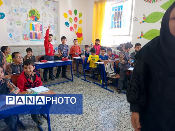 توزیع شیر گامی برای سلامت و نشاط دانش‌آموزان در دبستان شهید پسندیده فدافن 