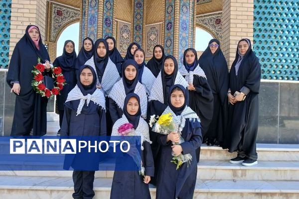 بازدید دانش‌آموزان از نمایشگاه دفاع مقدس واقع در مقبره شهدای گمنام شهرستان ورامین