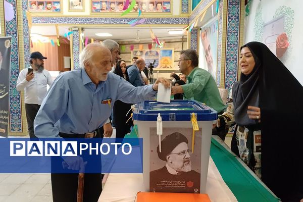حضور پرشور مردم شهرستان ورامین و منطقه خیرآباد در پای صندق های رای