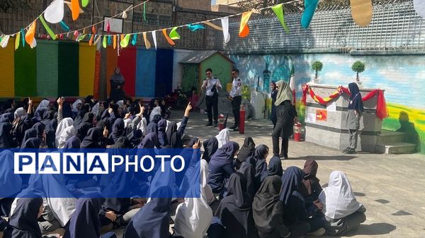 نور امید در دل آتش تجلیل از قهرمانان مدرسه مهندس رحمانی فرد در روز آتش‌نشان