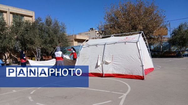 آموزش کمک‌های اولیه مانور زلزله به دانش‌آموزان دبیرستان شهید دهقان