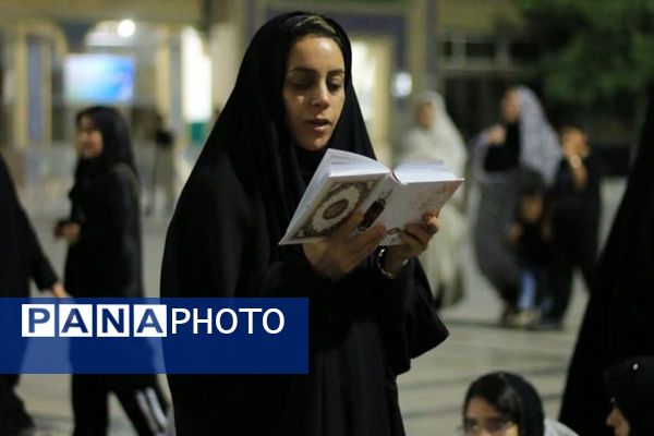 شب نهم محرم در حریم بی‌بی سکینه(س)،میزبانی از دلدادگان ابا عبدالله الحسین (ع) با نماز جماعت، نوای عزا و سفره اطعام