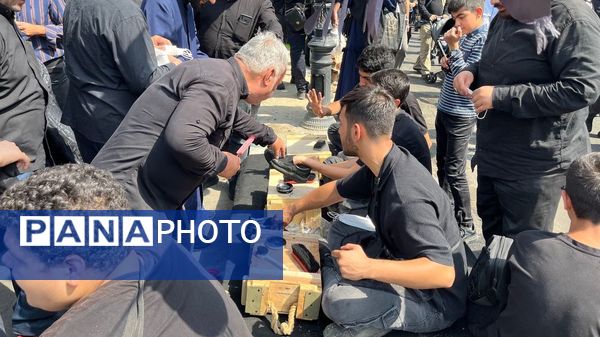 جاماندگان اربعین در خیابان ۱۷ شهریور هم‌قدم با زائران کربلا