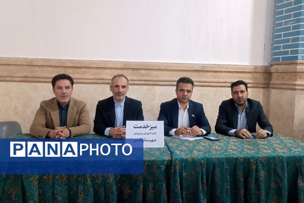برپایی میز خدمت آموزش و پرورش شهرستان قدس در مصلی نماز جمعه