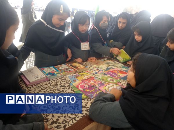 جشن هفته  کتاب خوانی در دبستان فرهنگ فرازمند