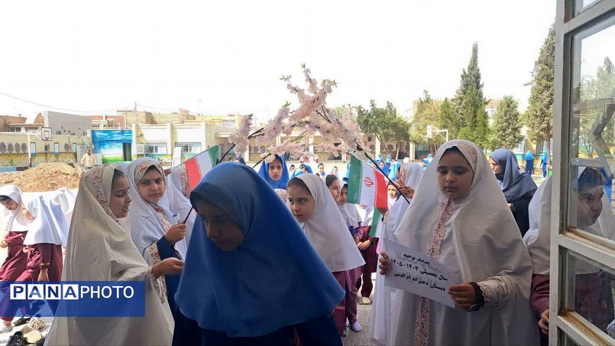 آغاز سال تحصیلی با طنین گلبانگ توحید در دبستان دخترانه ام‌البنین یزد