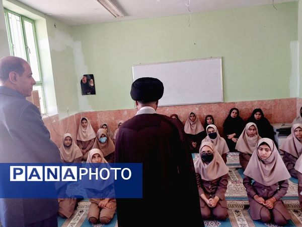 نماز جماعت در آموزشگاه شکوه زاویه فین