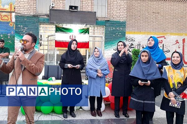 برگزاری جشن پرشور روز دانش آموز در دبیرستان شهدای هسته‌ای