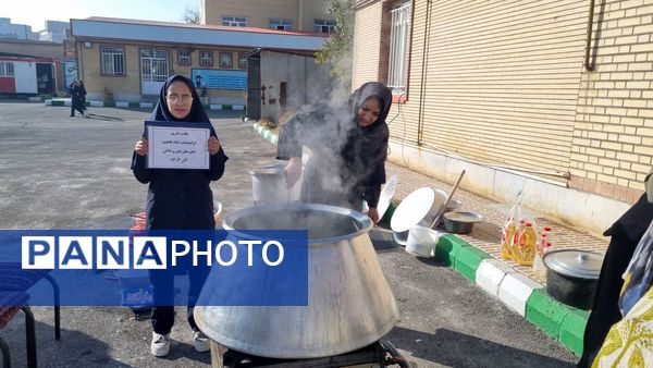 پخت نذری گرامیداشت ایام فاطمیه در دبیرستان دین و دانش مرند
