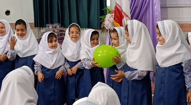 جشن شکوفه‌ها در دبستان حکیمیان ناحیه 7 مشهد