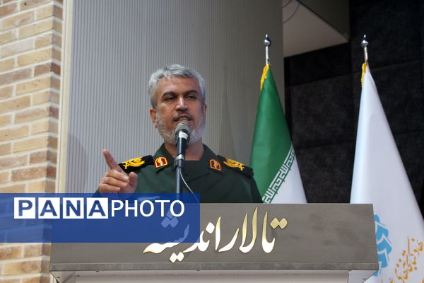 نشست بررسی کتاب همسفر آتش و برف یزد