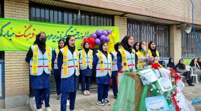 تجلیل باشکوه دانش‌آموزان دبیرستان زکیه از معلمان در هفته معلم