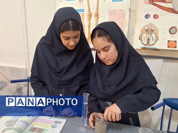 اجرای آزمایش‌های جذاب توسط دانش‌آموزان پایه های هفتم مدرسه انیس خوش قدم 