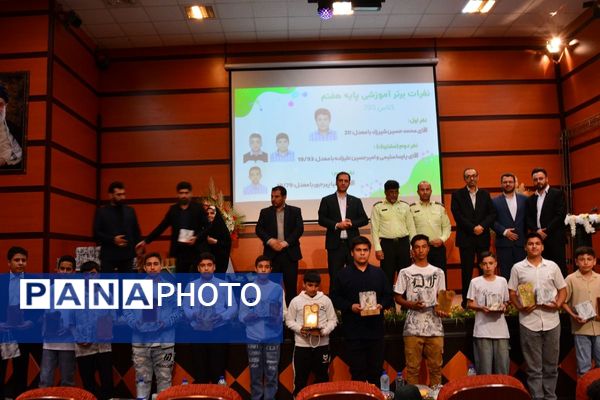 تجلیل از پسران ممتاز دبیرستان امام رضا در بهارستان‌دو