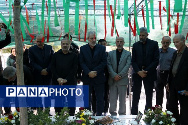 ادای احترام وزیر آموزش و پرورش و فرماندهان سپاه بر مزار سردار شهید کاظمی در بهشت رضا(ع)