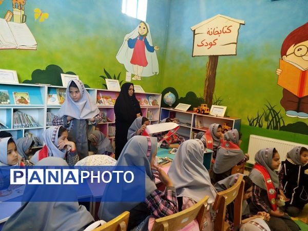 بازدید دانش‌آموزان دبستان ثنایی نوخندان از کتابخانه میرنیا 