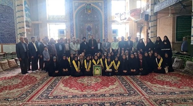 حضور دانش‌آموزان دبیرستان شهید خسروی در نماز جمعه شهرستان زارچ