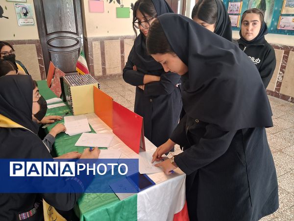 میزبانی پیشتازان مدرسه شهید مدرس در انتخابات شورای دانش‌آموزی