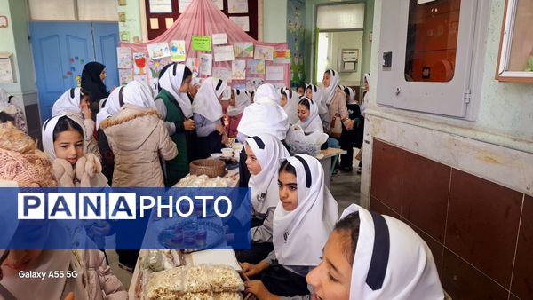  بازارچه آثار دانش آموزان پایه ششم مدرسه فاطمه الزهرا(س) به مناسبت هفته «ماها»