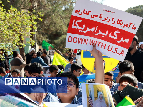 حضور افتخارآفرین دانش آموزان میبدی در تجمع یوم الله سیزده آبان 