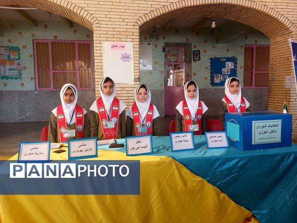 برگزاری انتخابات شورای دانش‌آموزی در مدرسه حضرت معصومه(س) حاجی‌آباد