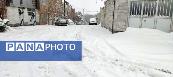 یلدای برفی در اراک؛ مردم با شادی به استقبال جشن یلدا می‌روند