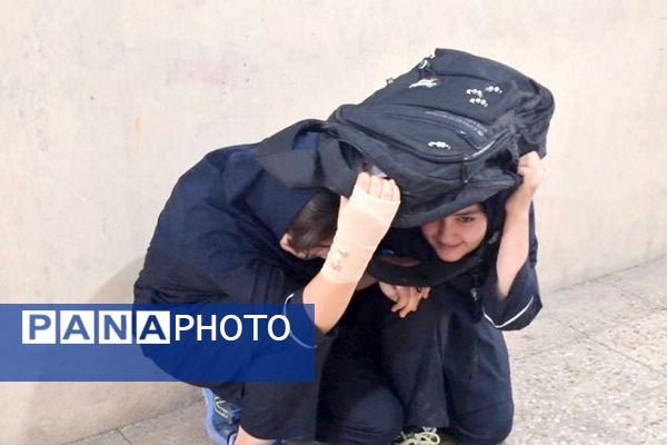 بیست و هفتمین مانور سراسری زلزله و ایمنی در دبیرستان دخترانه فرزانگان شهرقدس با شعار  مدرسه ایمن‌، جامعه تاب آور 