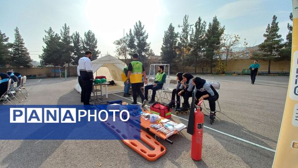 مانور زلزله استانی در هنرستان دخترانه محمودیه ناحیه ۶(2)
