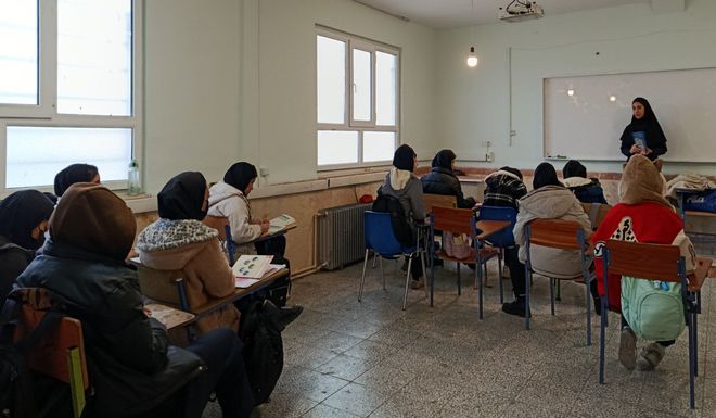 اجرای طرح‌های روایتگری «ایرانمون» و معرفی کتاب «فانوس» در مدرسه امیرکبیر رزن