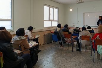 اجرای طرح‌های روایتگری «ایرانمون» و معرفی کتاب «فانوس» در مدرسه امیرکبیر رزن