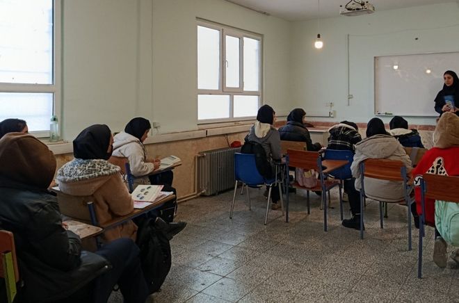 اجرای طرح‌های روایتگری «ایرانمون» و معرفی کتاب «فانوس» در مدرسه امیرکبیر رزن