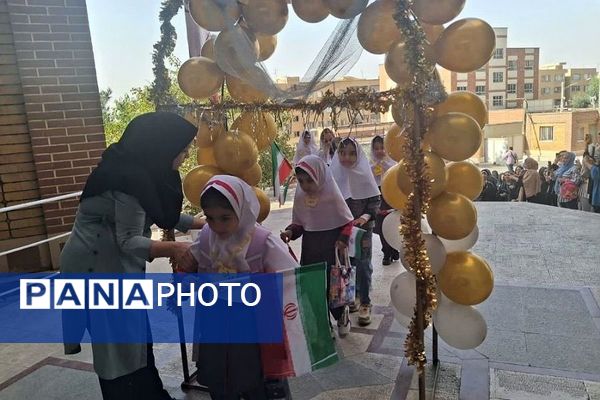 برگزاری جشن شکوفه ها در دبستان نجمه ناحیه یک شهرری