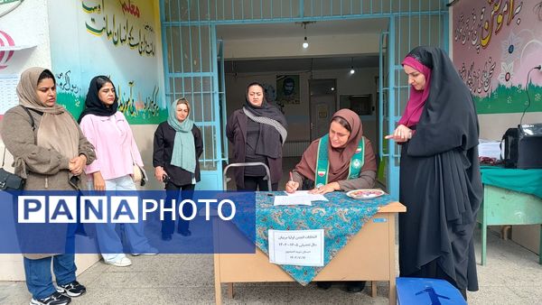 جلسه انتخابات انجمن اولیا و مربیان در دبستان شهید احمدپور قائمشهر