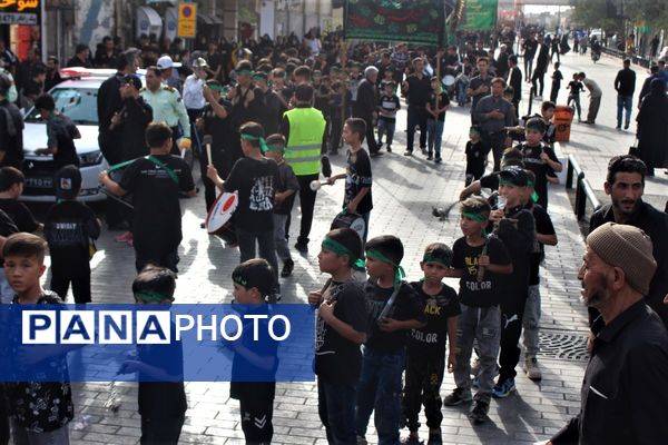 حضور پرشور کودکان قمی در دسته‌های عزاداری روز تاسوعا 