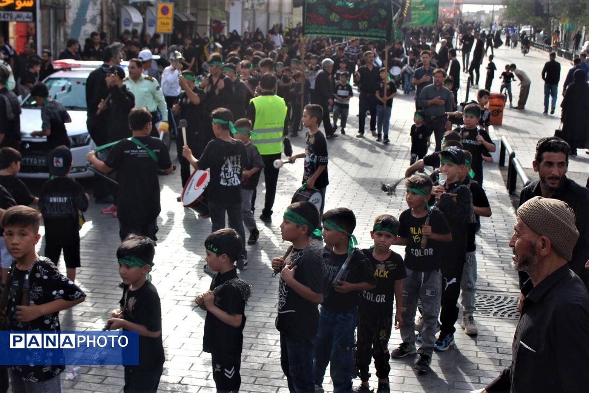 حضور پرشور کودکان قمی در دستههای عزاداری روز تاسوعا
