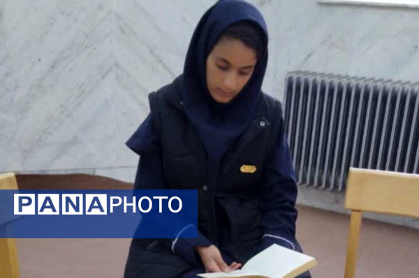 بازدید دانش‌آموزان مدرسه‌ حضرت زهرا (س) نیر از کتابخانه در هفته‌ کتاب 