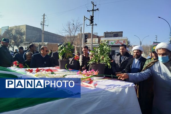 گلباران تمثال مبارک حضرت امام خمینی (ره) در سالروز ورود تاریخی و آغاز دهه فجر انقلاب اسلامی ایران 