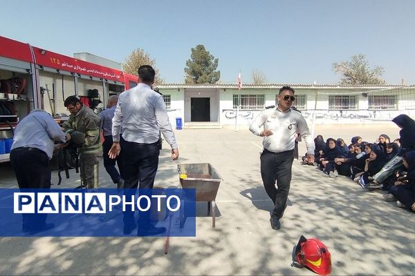 آموزش اصول اولیه آتش‌نشانی در مدرسه زکیه صباشهر