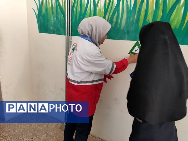 اجرای مانور زلزله  در دبیرستان دخترانه فرهیختگان