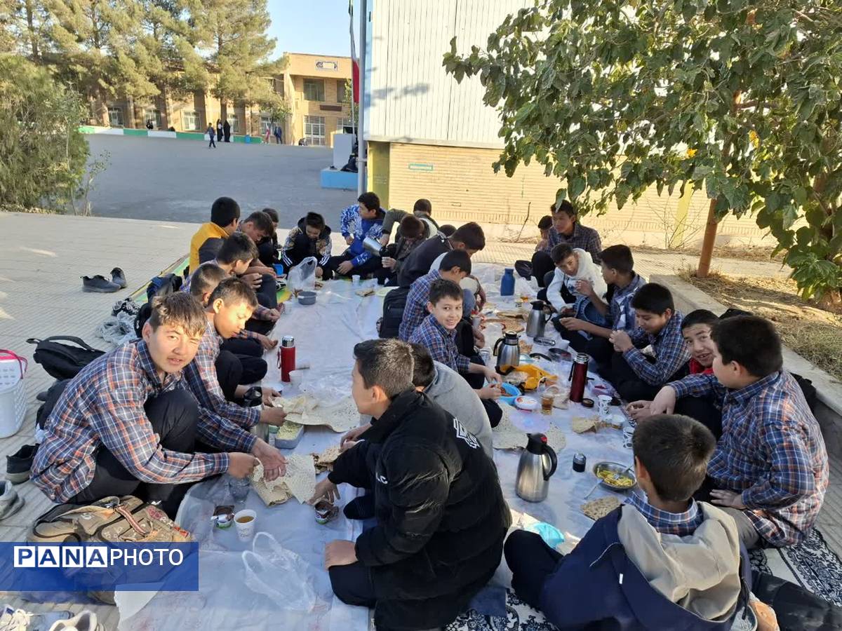 حال و هوای دانش‌آموزان دبیرستان شهید صدر کهک در یک صبح پاییزی
