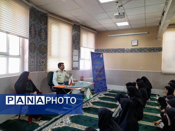 حضور فرماندهی نیروی انتظامی ناحیه ۳ مشهد در مدرسه شاهد ارض اقدس 