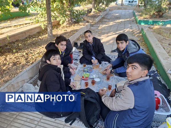 حال و هوای دانش‌آموزان دبیرستان شهید صدر کهک در یک صبح پاییزی