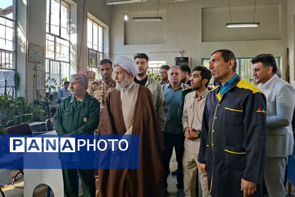 بازدید نماینده ولی فقیه استان فارس از هنرستان طالقانی در آستانه هفته بسیج