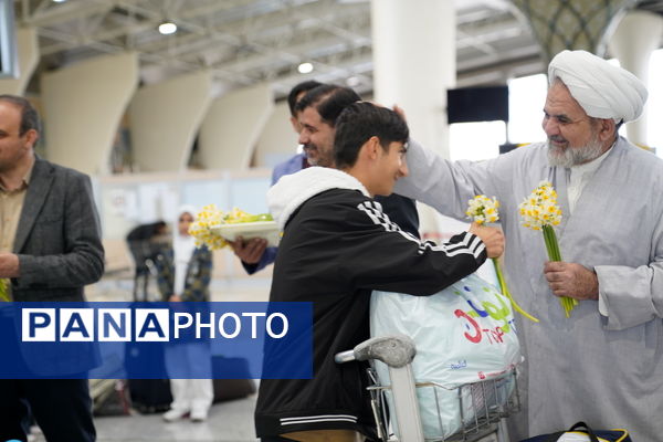 بازگشت دانش‌آموزان اعزامی به سفر عمره مفرده و استقبال خانواده ها در  فرودگاه بین المللی شهید بهشتی اصفهان 