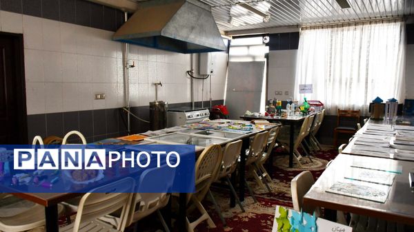 برپایی نمایشگاه آثار دانش‌آموزی در مدرسه متوسطه اول نمونه دولتی امام رضا (ع) فیض‌آباد